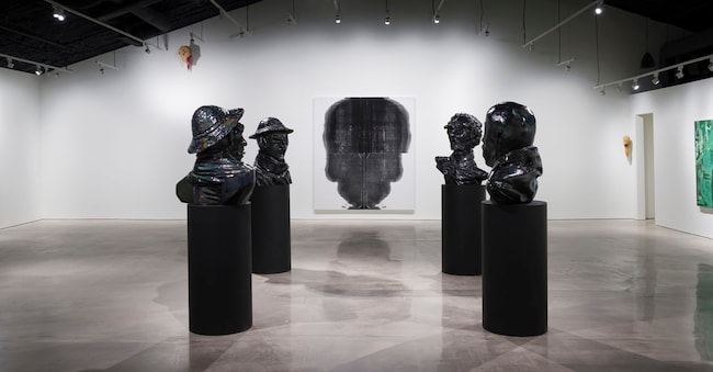 “Fratelli” (2012-2020), di Thomas Schütte e, sullo sfondo della foto,“Untitled” (2018), di Christopher Wool. ©Thomas Schütte; Courtesy Tucci Russo gallery