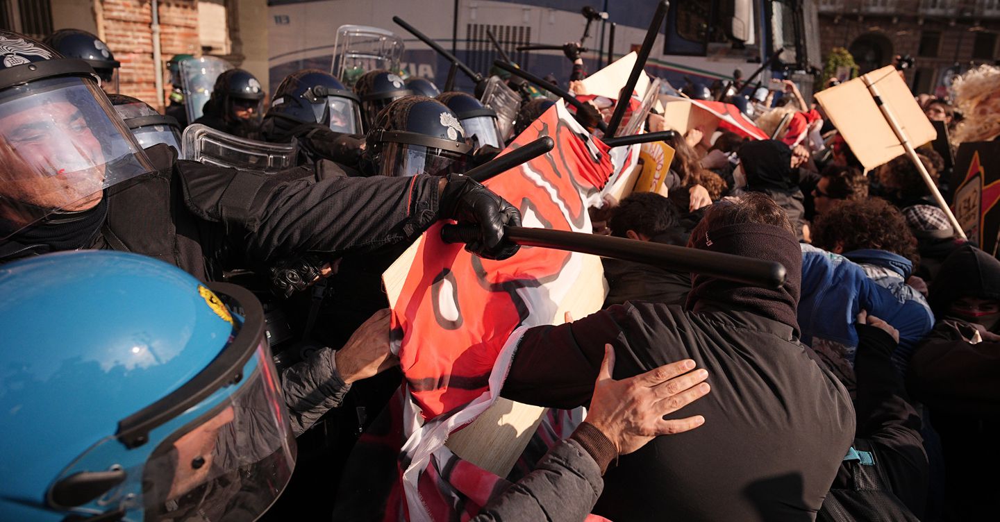 Proteste contro il carovita, allerta per i cortei. A Torino cariche in piazza Castello