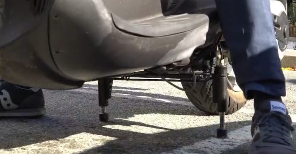 Un brevetto italiano per realizzare il cavalletto elettrico per  moto e scooter