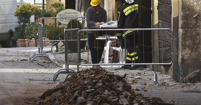 Continuano i recuperi da parte dei Vigili del fuoco nelle abitazioni dei cittadini di Norcia,  5 Novembre 2016. ANSA/ Gian Matteo Crocchioni ANSA