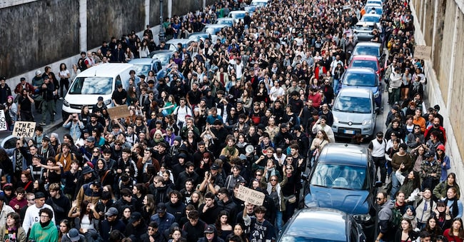 La gente sfila durante una manifestazione nazionale e uno sciopero generale organizzati dai sindacati e dalle organizzazioni studentesche contro l’aumento del costo della vita, a Roma, Italia. (ANSA)