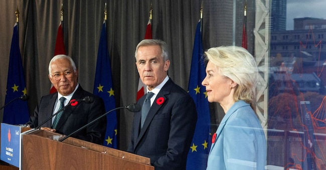 Il primo ministro canadese Mark Carney tra il presidente del Consiglio europeo Antonio Costa la  presidente della Commissione europea Ursula von der Leyen  REUTERS