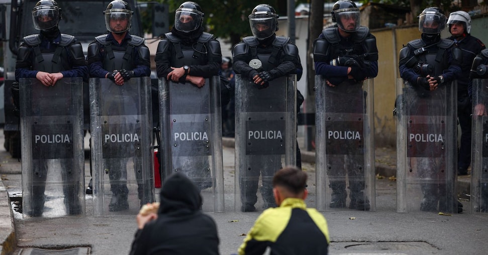 Violente proteste a Tirana, sassi e molotov contro la polizia