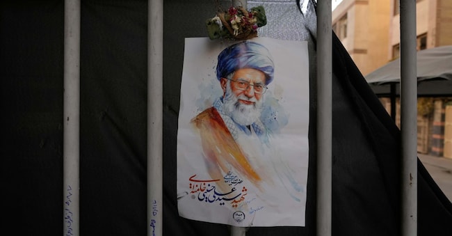 Un manifesto raffigurante il defunto leader supremo iraniano, l’ayatollah Ali Khamenei, è visibile su una barricata eretta sulla strada che conduce al suo complesso residenziale, dove è stato ucciso in un attacco statunitense e israeliano il 28 febbraio, a Teheran, in Iran, venerdì 30 ottobre 2026. (Foto AP/Vahid Salemi) APN