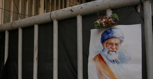 Un poster del defunto leader Ayatollah Ali Khamenei APN