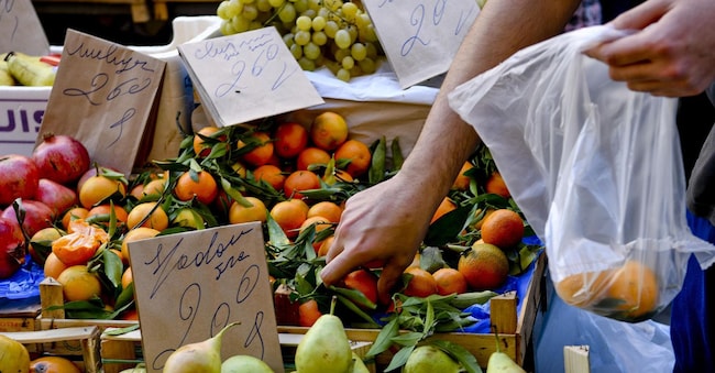 Un mercatino rionale in zona Chaia a Napoli. ANSA / CIRO FUSCO ANSA