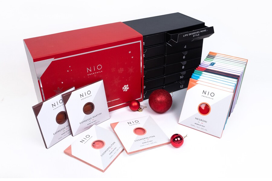 <b>Cocktail di Natale.</b> Un calendario dell’Avvento dove dietro ogni casella si cela una miscela ready-to-drink. È la proposta di NIO Cocktails, che offre 24 cocktails, due per tipo: dai best seller come il Negroni, il Cosmopolitan, il Daiquiri e il Margarita, ai grandi classici come il Dry Martini, Tea Sour e il Manhattan, fino a rivisitazioni del tutto nuove come il Cuban Negroni. Tutte le miscele sono firmate dal maestro Patrick Pistolesi combinando ingredienti selezionati. nio-cocktails.com. Prezzo: 139 euro.