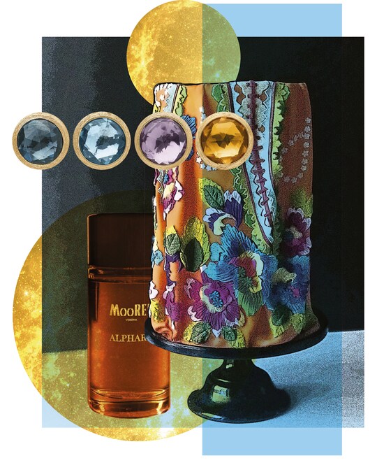 Da sinistra in alto, orecchini a bottone con cornice in oro inciso con topazio azzurro e blu London, ametista, citrino, modello Jaipur Color, MARCO BICEGO (da 900 €, la coppia). In basso, profumo Alphard, fiori d’arancio e bergamotto armonizzati con foglie di pompelmo e ambra grigia, MOORER (295 €, 100 ml). La torta è un’altra creazione di Albena Petrova. La cake designer, cresciuta in una famiglia di artisti – una scultrice e un gioielliere – si è diplomata all’Accademia di Belle Arti di Sofia e poi in Pasticceria alla Pearson School of Culinary Arts di Montréal. Realizzata per celebrare i 50 anni di una cliente, si ispira agli scialli russi: ogni dettaglio è fatto a mano e servono 4 giorni per ultimarla. L’impasto di cioccolato e Grand Marnier è arricchito da una ganache al cioccolato fondente con scorza d’arancia.