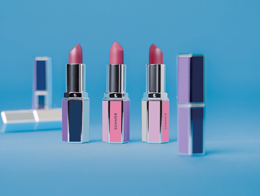Le tre varianti dei rossetti Armocromia creati da Rossella Migliaccio per la stagione Summer (28 euro l’uno; la capsule con tutti e tre a 74 euro. Online su rossellamigliaccio.com).