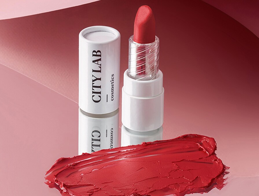 Con la Lipstick Experience si può far creare un rossetto totalmente personalizzato: da CityLab, a Milano. C’è anche la possibilità di farlo online (70 euro. Info su citylabcosmetics.com).