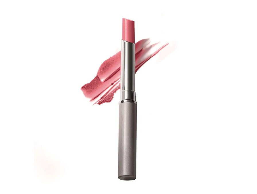 Almost Lipstick di Clinique è l’ibrido perfetto tra rossetto e lucidalabbra, con in più l’effetto idratante e il risultato modulabile. Qui, nella nuova nuance Pink Honey (euro 28,50).