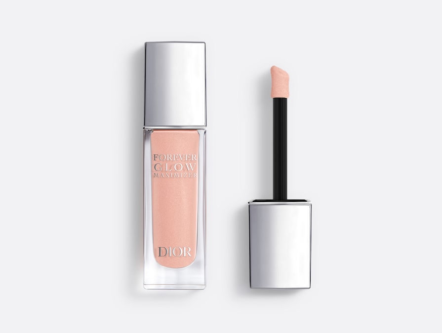 L’illuminante Dior Forever Glow Maximizer è perfetto per esaltare l’arco di Cupido e far apparire le labbra più piene (41 euro).