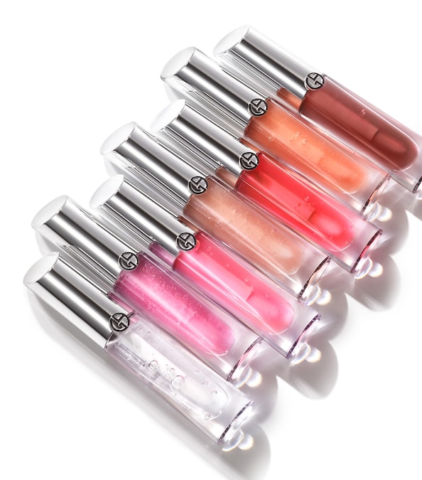 Prisma Glass di Giorgio Armani ha una tecnologia oil-in-gloss per una brillantezza tridimensionale e un effetto plump immediato (44 euro, in sette varianti).