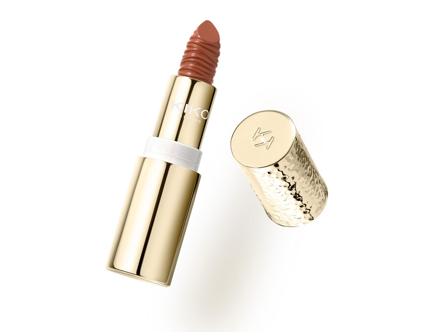 Pack dorato e formula con olio di jojoba e burro di Karité: Gold Reflections Gleam & Care Lipstick Spf 30 di Kiko, in otto nuance (euro 14,99 su kikocosmetics.com e nei monomarca).