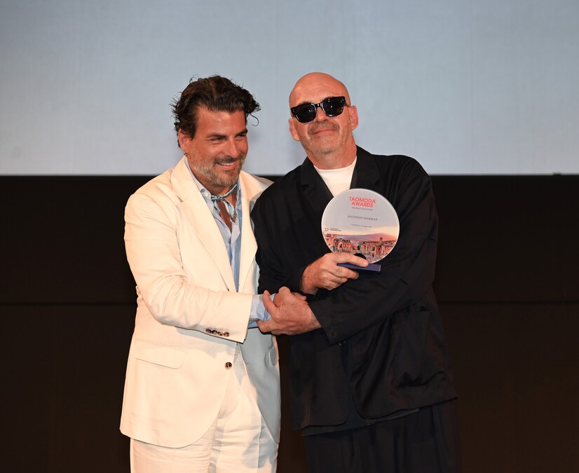 Gianni Cinti premia Antonio Marras con il Tao Award per la Moda.
