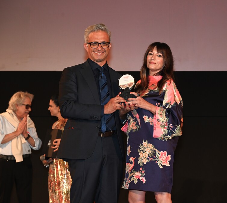 Antonio D’Aveni premia Susanna Ausoni con il Tao Award Stylist.