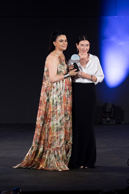 La presidente di Tao Moda Agata Patrizia Saccone premia la stilista Elisabetta Franchi con il Tao Award per la moda.