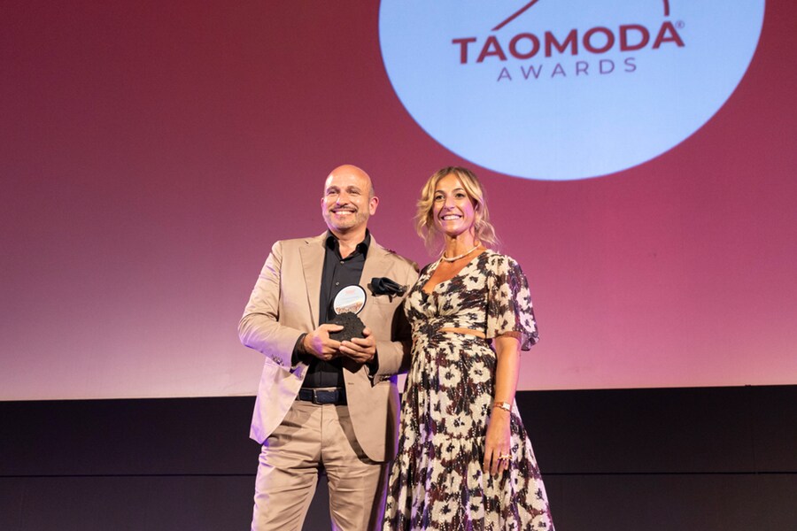 Michela Proietti premia Alessandro Maria Ferreri con Tao Award Top Manager.