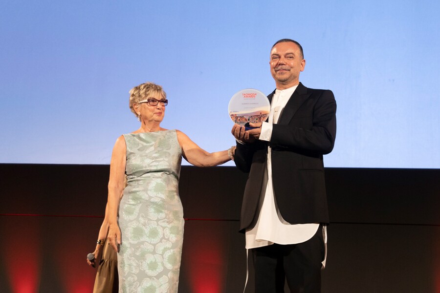 Elena Mora premia Alberto Zambelli con il Tao Award per la Moda.