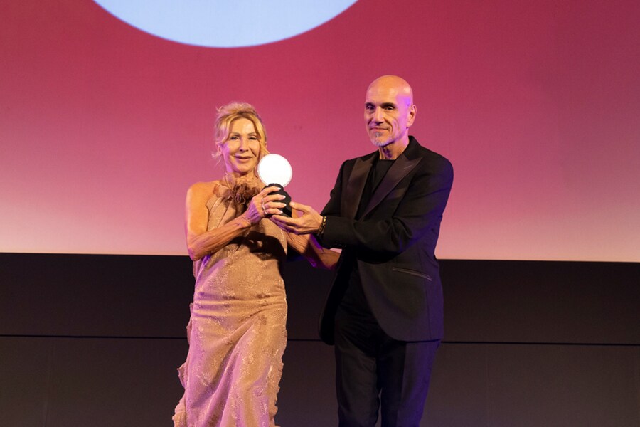 La scrittrice Lally Masia premia Andrea Martini con il Tao Award per la sceneggiatura inclusiva.