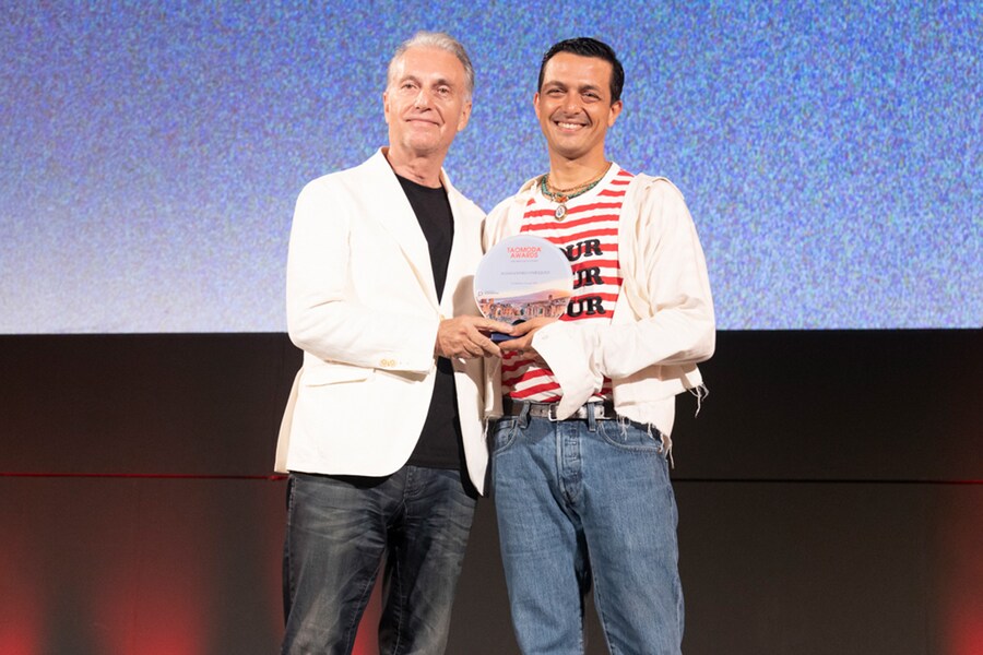 Salvo Pulvirenti premia Alessandro Enriquez con il Tao Award per la moda.