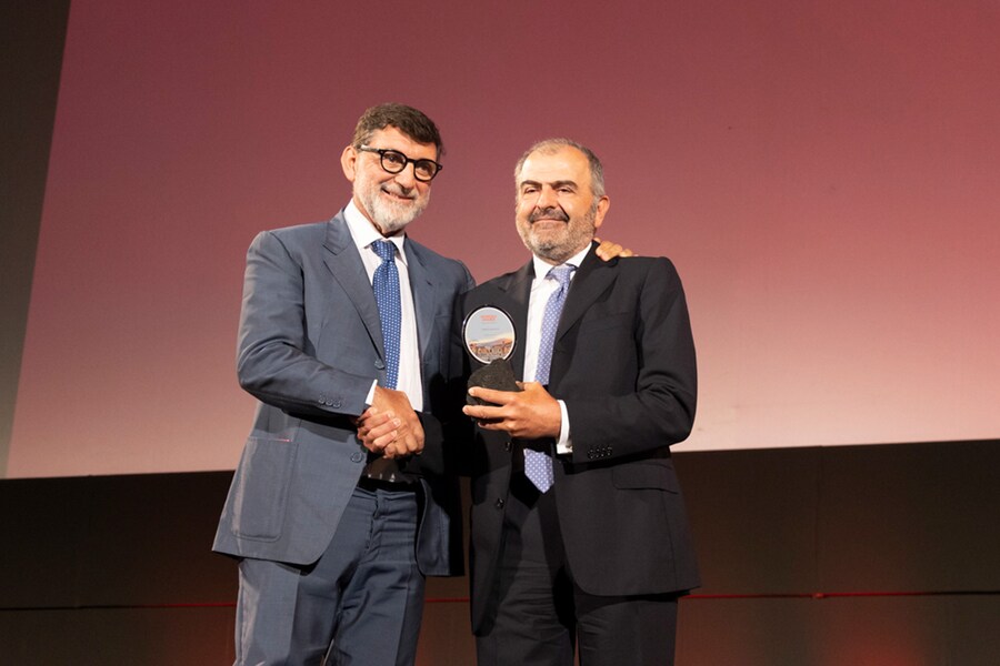 Domenico Scopelliti premia Alberto Bianchi con il Tao Award per la Medicina.