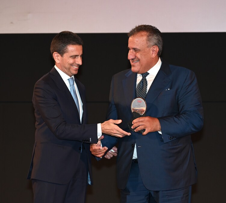 Giovanni Bozzetti premia il presidente della Titanus, Giudo Lombardo con il Tao Award per i 120 anni della casa di produzione cinematografica