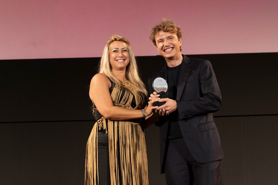 Josephine Pace premia Matteo Ward, CEO e co-founder WRÅD, con il Tao Award per la sostenibilità.