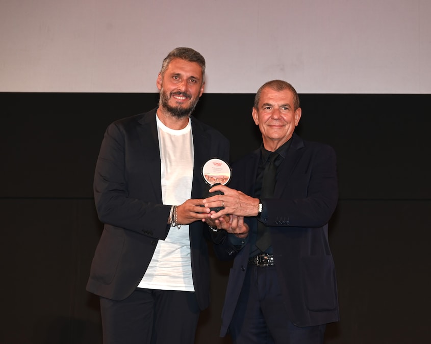Seby Magistro premia Marzio Nocera, fondatore e chairman di Fashion Channel Fashion Channel con il Tao Award Media TV