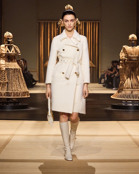 Dior. Trench in lana a pelo lungo con bottoni in metallo dorato.