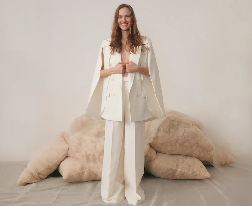 Stella McCartney. Blazer in lana con maniche a mantella, pantaloni over coordinati.