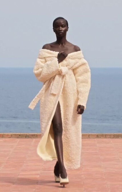 Jacquemus. Cappotto vestaglia in maglia di lana compatta.