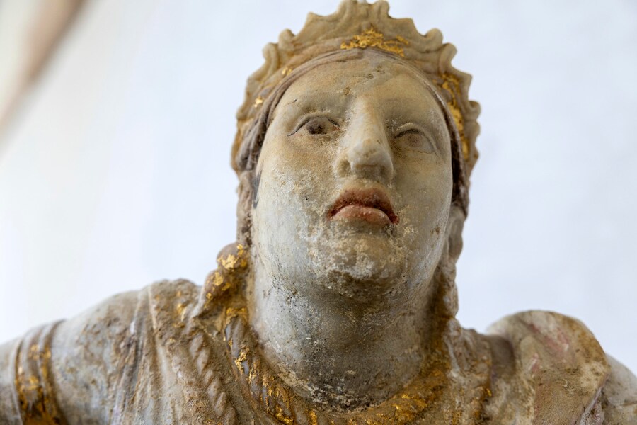 Uno dei reperti archeologici di età etrusca, provenienti da uno scavo clandestino a Città della Pieve, ed esposti in occasione della conferenza stampa sul recupero effettuato dai Carabinieri Tutela patrimonio culturale, coordinati dalla Procura di Perugia, nella sede del reparto operativo dei carabinieri per la tutela del patrimonio culturale, Roma, 19 novembre 2024. (ANSA/Massimo Percossi)