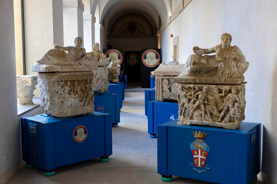 Il ritrovamento dei reperti archeologici Etruschi, nella sede del reparto operativo dei carabinieri per la tutela del patrimonio culturale, Roma, 19 novembre 2024. (ANSA/Massimo Percossi)