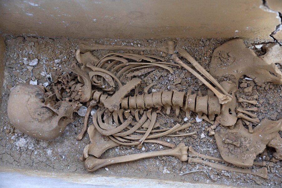 Un sarcofago completo dello scheletro del defunto, uno dei reperti archeologici di età etrusca, provenienti da uno scavo clandestino a Città della Pieve, e mostrati in occasione della conferenza stampa sul recupero effettuato dai Carabinieri Tutela patrimonio culturale, coordinati dalla Procura di Perugia, nella sede del reparto operativo dei carabinieri per la tutela del patrimonio culturale, Roma, 19 novembre 2024. (ANSA/Massimo Percossi)