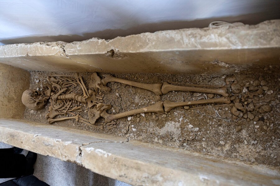 Un sarcofago completo dello scheletro del defunto, uno dei reperti archeologici di età etrusca, provenienti da uno scavo clandestino a Città della Pieve, e mostrati in occasione della conferenza stampa sul recupero effettuato dai Carabinieri Tutela patrimonio culturale, coordinati dalla Procura di Perugia, nella sede del reparto operativo dei carabinieri per la tutela del patrimonio culturale, Roma, 19 novembre 2024. (ANSA/Massimo Percossi)