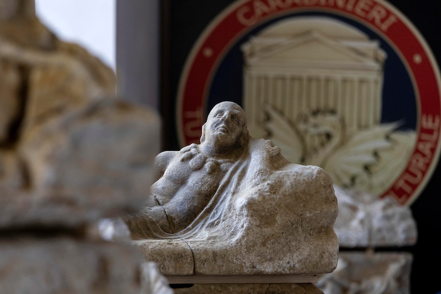 Uno dei reperti archeologici di età etrusca, provenienti da uno scavo clandestino a Città della Pieve, ed esposti in occasione della conferenza stampa sul recupero effettuato dai Carabinieri Tutela patrimonio culturale, coordinati dalla Procura di Perugia, nella sede del reparto operativo dei carabinieri per la tutela del patrimonio culturale, Roma, 19 novembre 2024. (ANSA/Massimo Percossi)