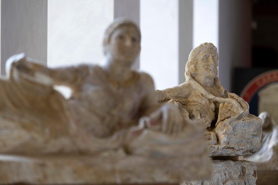 Il ritrovamento dei reperti archeologici Etruschi, nella sede del reparto operativo dei carabinieri per la tutela del patrimonio culturale, Roma, 19 novembre 2024. (ANSA/Massimo Percossi)