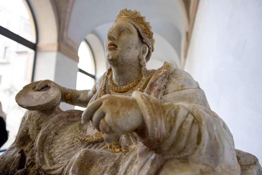 Uno dei reperti archeologici di età etrusca, provenienti da uno scavo clandestino a Città della Pieve, ed esposti in occasione della conferenza stampa sul recupero effettuato dai Carabinieri Tutela patrimonio culturale, coordinati dalla Procura di Perugia, nella sede del reparto operativo dei carabinieri per la tutela del patrimonio culturale, Roma, 19 novembre 2024. (ANSA/Massimo Percossi)