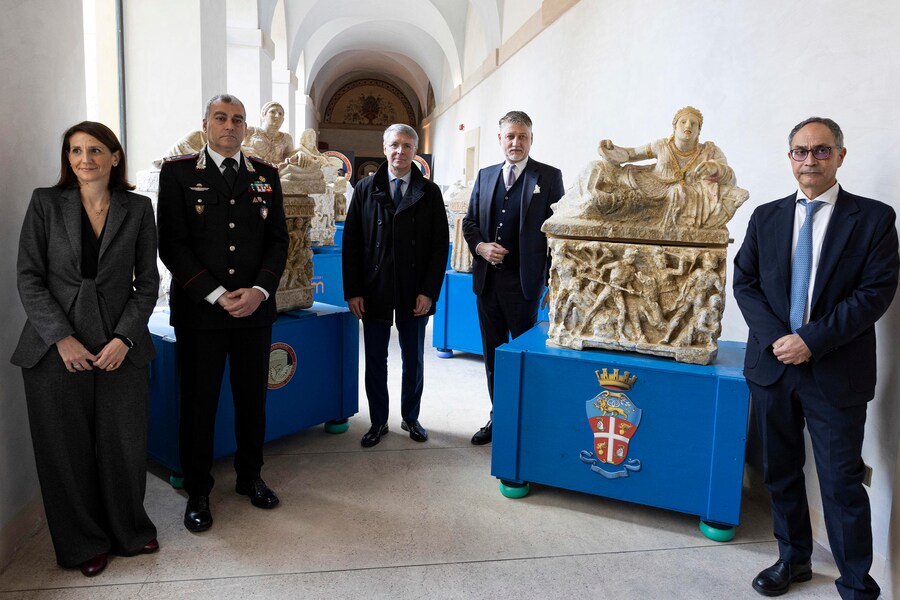 Da sinistra a destra nella foto, il Sostituto Procuratore della Procura della Repubblica di Perugia, Annamaria Greco, Francesco Gargaro, il Procuratore Capo della Procura della Repubblica presso il Tribunale di Perugia Raffaele Cantone, il ministro della Cultura Alessandro Giuli, in occasione della conferenza stampa sul recupero da parte dei Carabinieri Tutela patrimonio culturale, coordinati dalla Procura di Perugia, di reperti archeologi etruschi del valore di circa otto milioni di euro trafugati nel territorio di Città della Pieve, nella sede del reparto operativo dei carabinieri per la tutela del patrimonio culturale, Roma, 19 novembre 2024. (ANSA/Massimo Percossi)