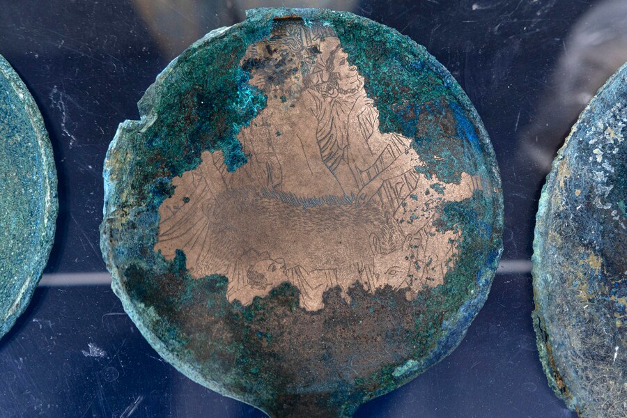 Uno dei reperti archeologici di età etrusca, provenienti da uno scavo clandestino a Città della Pieve, ed esposti in occasione della conferenza stampa sul recupero effettuato dai Carabinieri Tutela patrimonio culturale, coordinati dalla Procura di Perugia, nella sede del reparto operativo dei carabinieri per la tutela del patrimonio culturale, Roma, 19 novembre 2024. (ANSA)