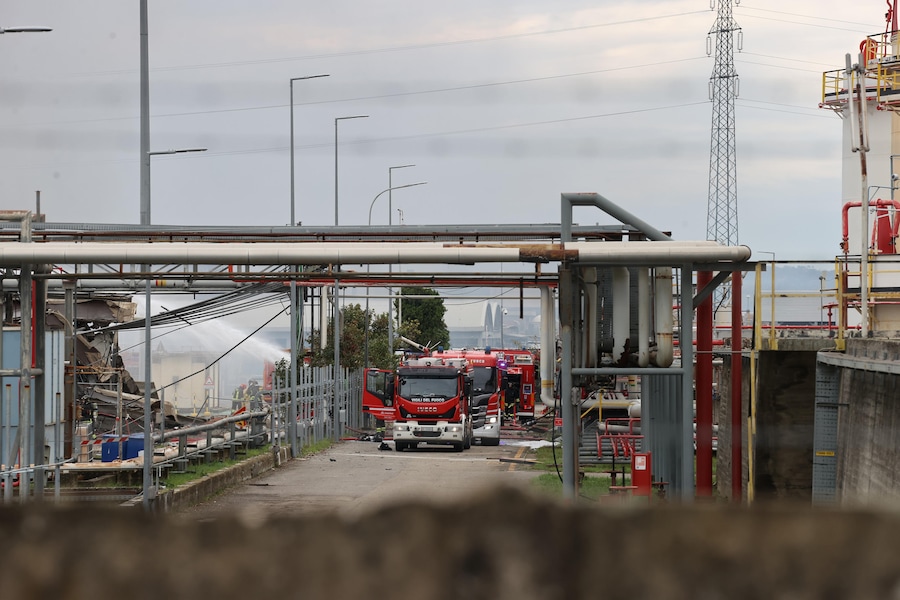 La colonna di fumo causata dall'esplosione avvenuta in un deposito di carburanti a Calenzano (Firenze), 9 dicembre 2024. La colonna di fumo è visibile anche dai comuni vicini, sul posto il sistema di regionale di emergenza sanitaria, vigili del fuoco e forze dell'ordine. (ANSA/Claudio Giovannini) (ANSA)