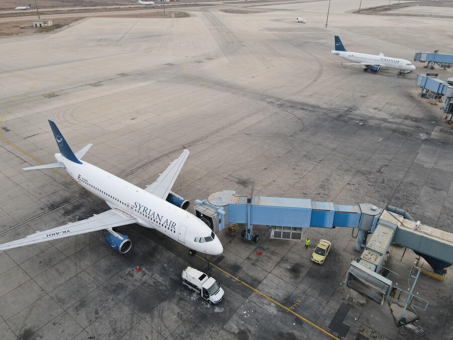 Gli aerei a terra all’aeroporto di Damasco, 11 dicembre 2024, dopo che i ribelli hanno preso il controllo della struttura. Tutti gli arrivi e le partenze dall’aeroporto internazionale di Damasco sono cancellati fino al 18 dicembre (EPA)
