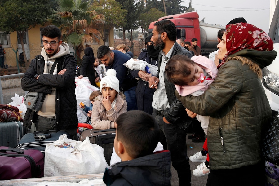 Migranti siriani aspettano di attraversare il confine con la Siria, dopo che i ribelli siriani hanno rovesciato il presidente Bashar al-Assad, al valico di frontiera di Cilvegozu nella provincia di Hatay, Turchia (REUTERS)