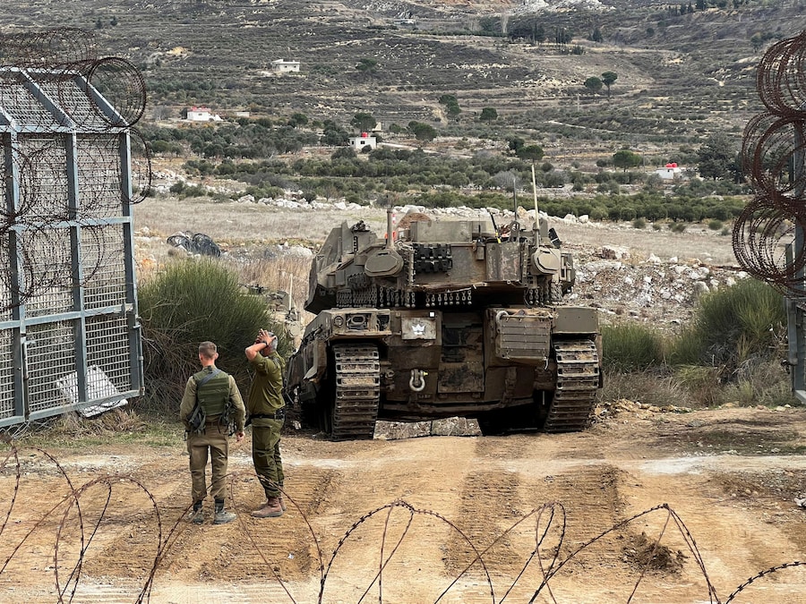 Un carro armato israeliano attraversa la linea del cessate il fuoco tra la Siria e le alture del Golan occupate da Israele. (REUTERS)