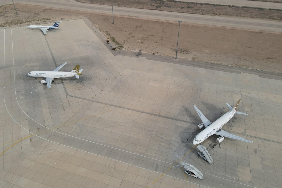 Gli aerei a terra all’aeroporto di Damasco, 11 dicembre 2024, dopo che i ribelli hanno preso il controllo della struttura. Tutti gli arrivi e le partenze dall’aeroporto internazionale di Damasco sono cancellati fino al 18 dicembre (EPA)