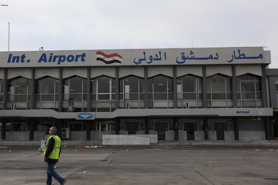Un dipendente cammina davanti all’aeroporto di Damasco a Damasco, Siria, 11 dicembre 2024, dopo che i ribelli hanno preso il controllo della struttura. Tutti gli arrivi e le partenze dall’aeroporto internazionale di Damasco sono cancellati fino al 18 dicembre. (EPA)