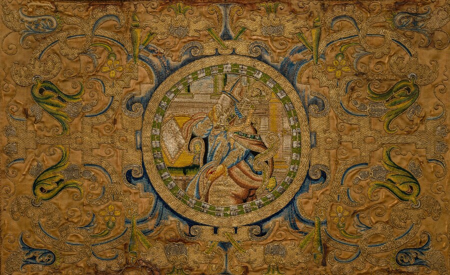 Pannello ricamatoSpagna, sec. XVI, ultimo quartoRaso di seta ricamato in seta, oro filato, oro ritorto, argento filato. (Ph. Leonardo Salvini)
