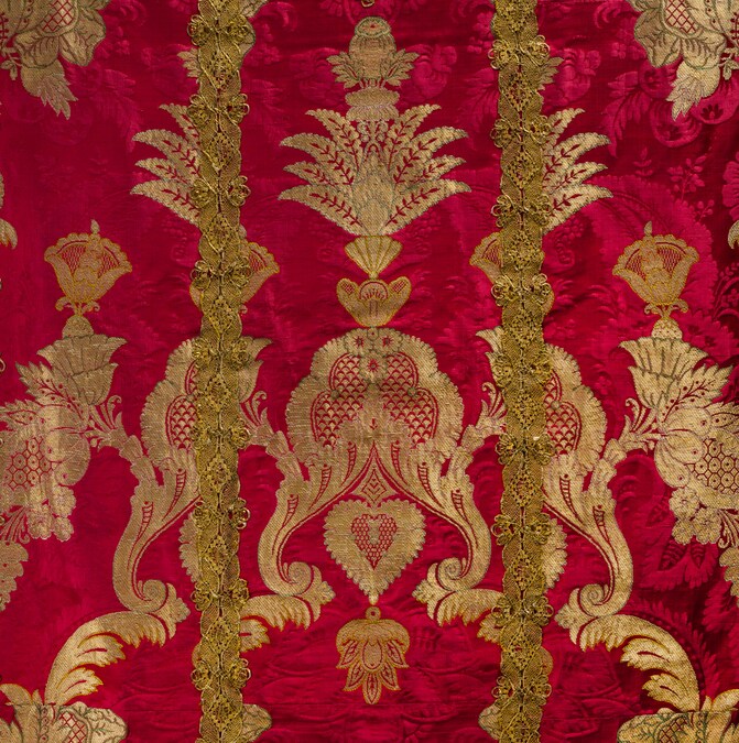 Pianeta (particolare)Spagna, 1720 ca.Damasco lanciato, broccato a liage repris; seta, oro filato. (ph. Leonardo Salvini)