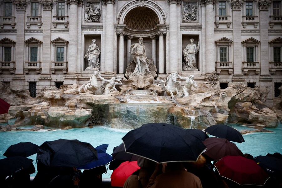 La riapertura della Fontana di Trevi (REUTERS)